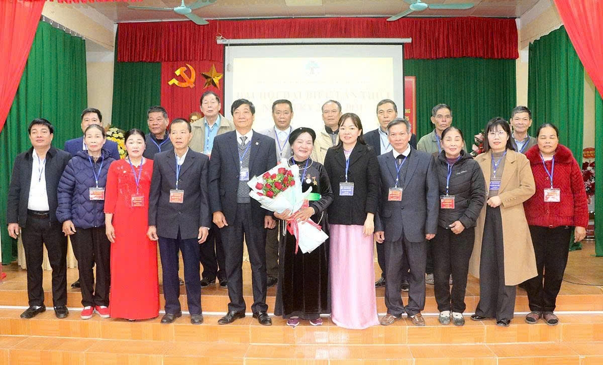 Lãnh đạo Hội NCT tỉnh Tuyên Quang và xã Thái Sơn tặng hoa chúc mừng Ban Chấp hành Hội NCT xã