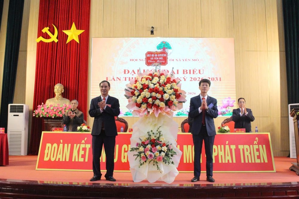 Lãnh đạo địa phương tặng hoa chúc mừng Đại hội Hội NCT xã Yên Mô, nhiệm kỳ 2026-2031