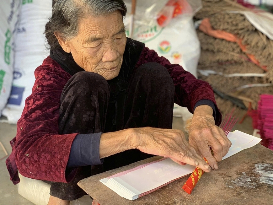 Nhiều NCT làng Báo Ân vẫn tham gia làm hương 