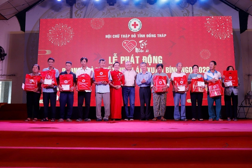 Ông Đinh Anh Dũng, Phó Chủ tịch Ủy ban MTTQVN tỉnh trao quà cho bà con có hoàn cảnh khó khăn.