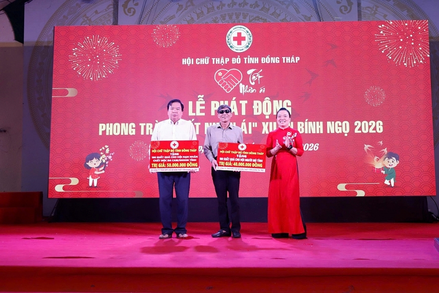 Tặng quà cho Hội người mù và Hội Nạn nhân chất độc da cam/dioxin