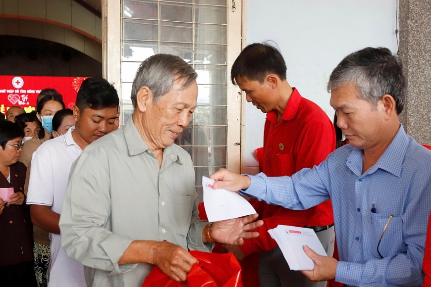 Trao quà cho bà con có hoàn cảnh khó khăn tại phát động phong trào “Tết Nhân ái” Xuân Bính Ngọ 2026 