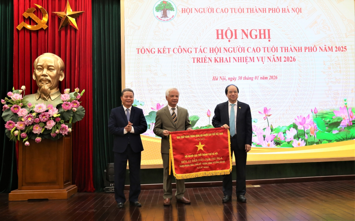 Phó Chủ tịch Thường trực Trương Xuân Cừ trao Cờ đơn vị xuất sắc dẫn đầu Cụm thi đua cho Hội NCT TP Hà Nội