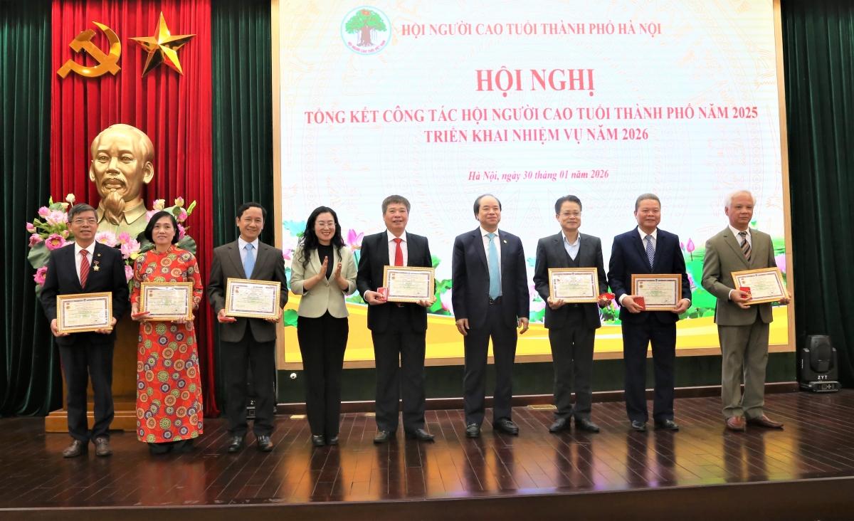 Trao Kỷ niệm chương vì sự nghiệp bảo vệ, chăm sóc và phát huy vai trò NCT cho các cá nhân có nhiều đóng góp