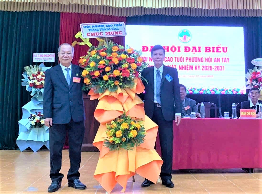 Lãnh đạo Hội NCT TP Đà Nắng tặng hoa chúc mừng Đại hội