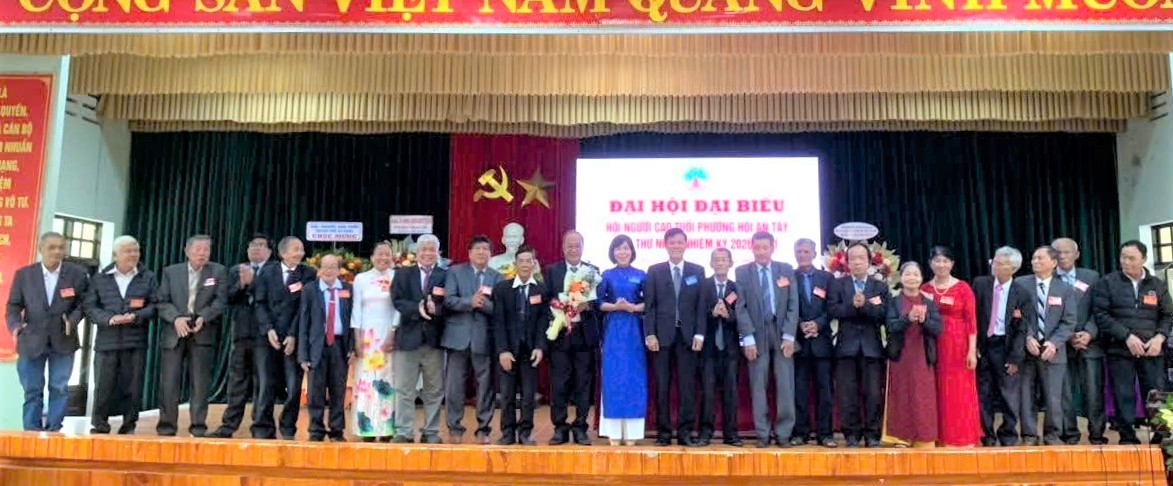 Lãnh đạo TP Đà Nẵng và lãnh đạo phường Hội An Tây tặng hoa chúc mừng Ban Chấp hành Hội NCT phường