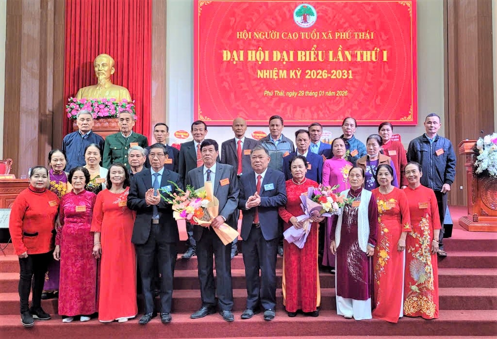 Lãnh đạo Hội NCT TP Hải Phòng và xã Phú Thái tặng hoa chúc mừng Ban Chấp hành Hội NCT xã