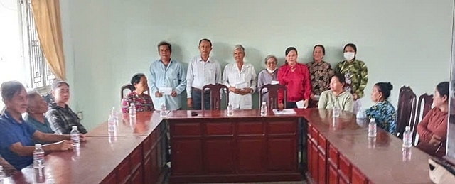 Lãnh đạo xã Hồng Dân trao 25 suất quà Tết cho hội viên người cao tuổi có hoàn cảnh khó khăn.