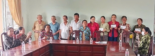 Trao quà Tết cho người cao tuổi có hoàn cảnh khó khăn trên địa bàn xã Hồng Dân.