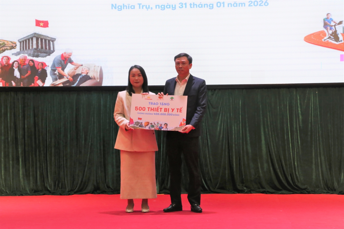 Bà Nguyễn Thị Hà trao 500 thiết bị y tế cho NCT xã Nghĩa Trụ