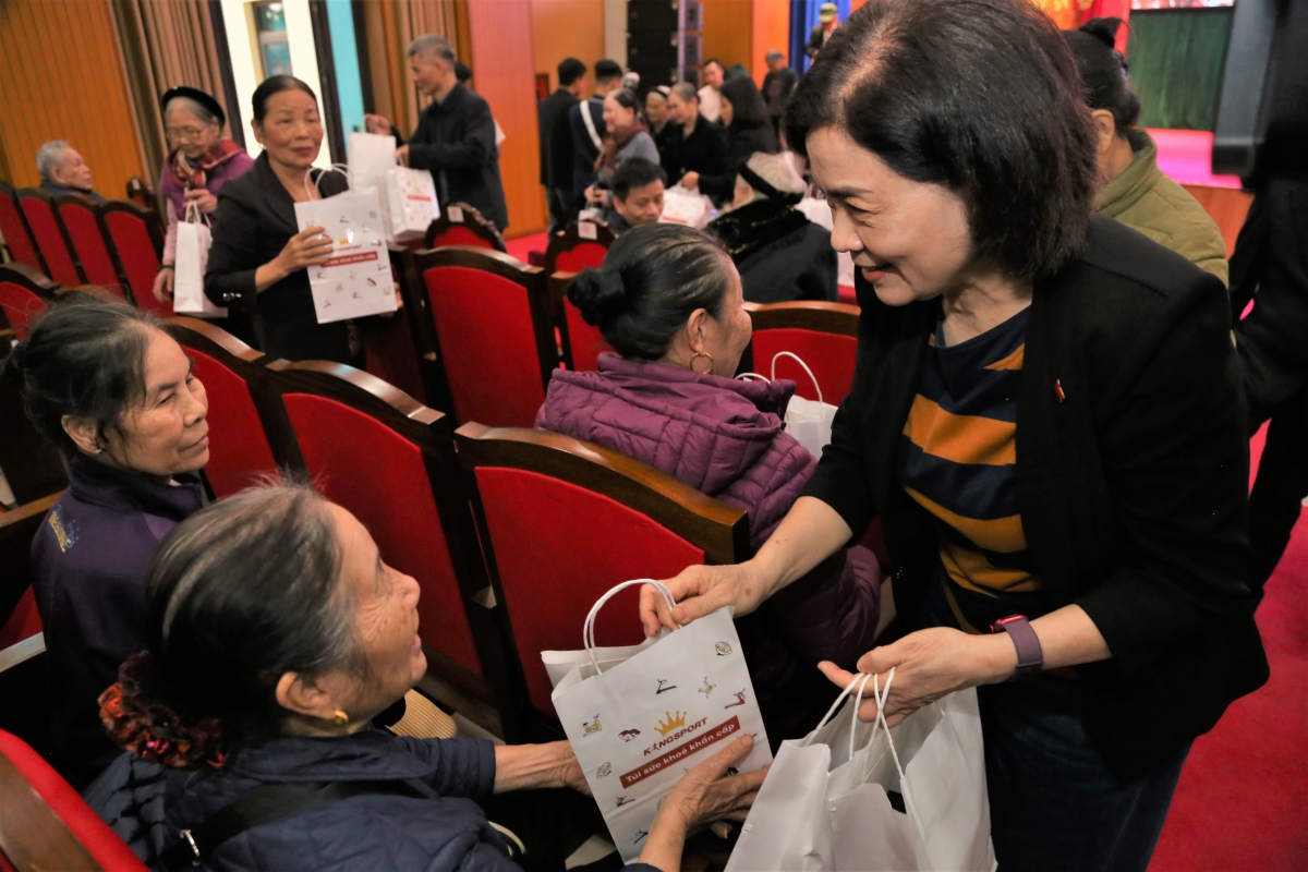  Bà Nguyễn Thị Tư tặng quà NCT xã Nghĩa Trụ