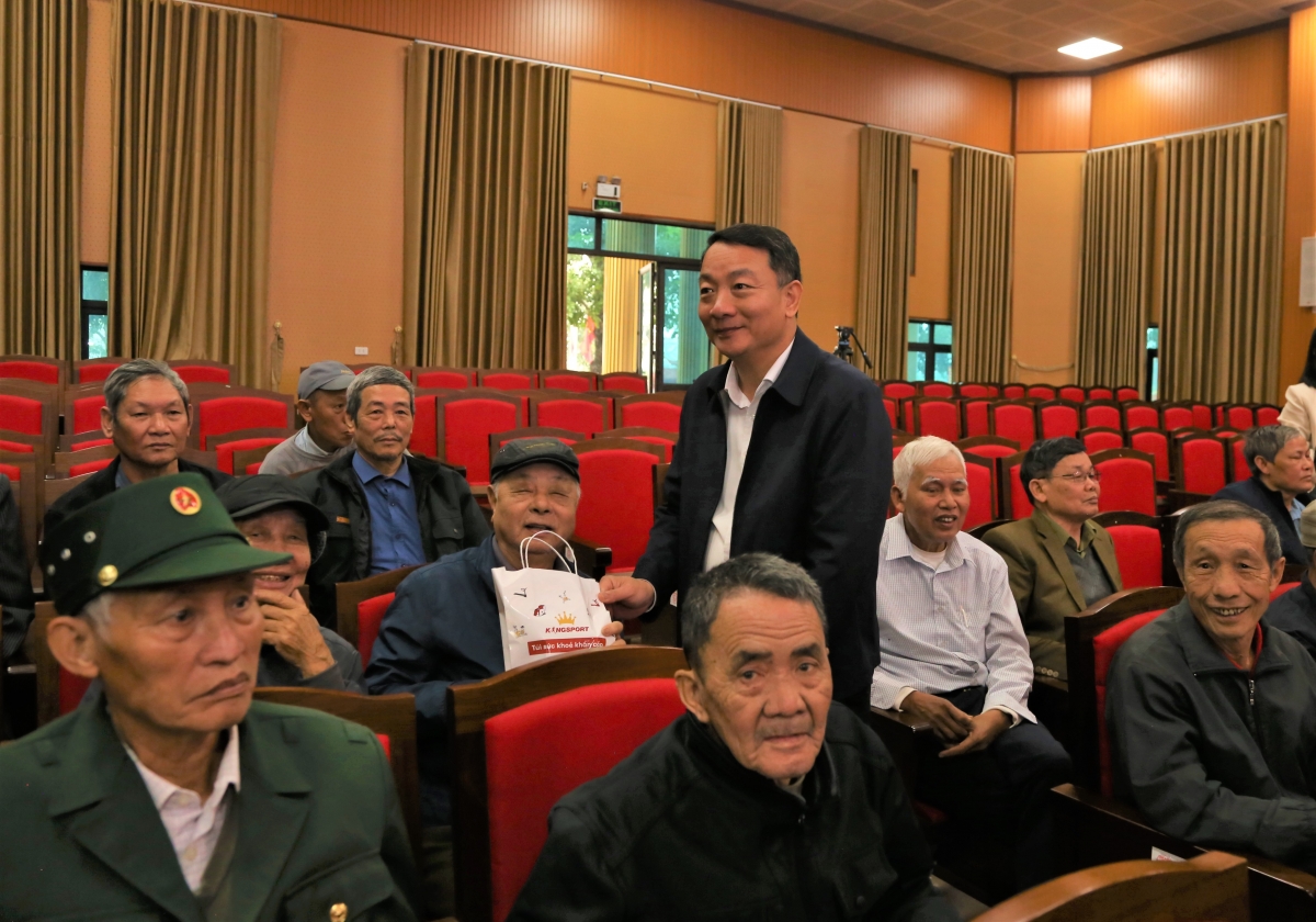 Chủ tịch UBND xã Nghĩa Trụ tặng quà NCT