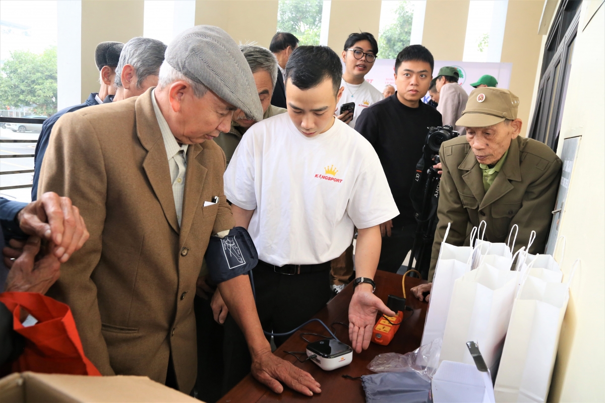 Hướng dẫn NCT sử dụng máy đo huyết áp Kingsport