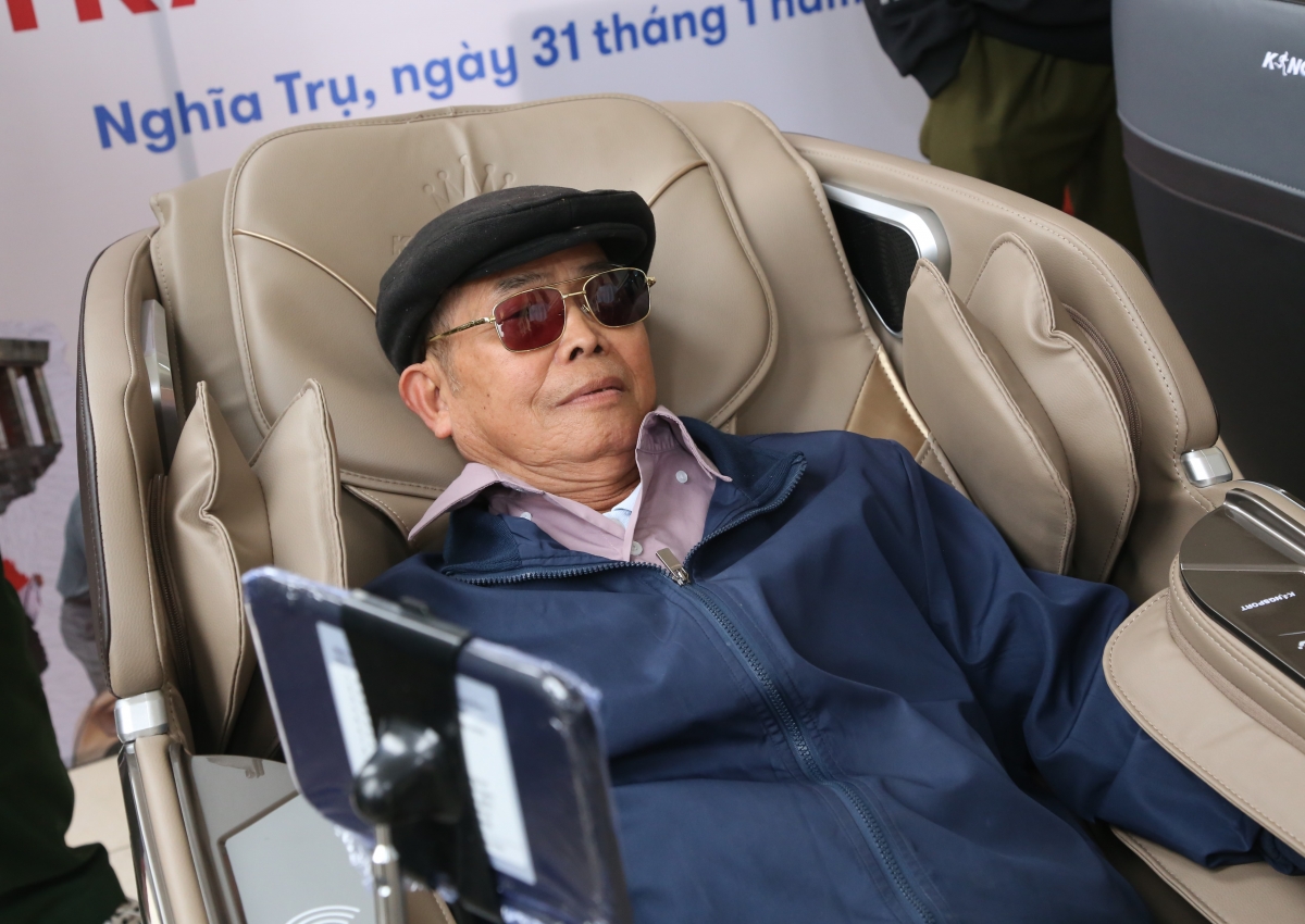 Hội NCT Việt Nam và Kingsport tặng 500 máy đo huyết áp cho người cao tuổi xã Nghĩa Trụ