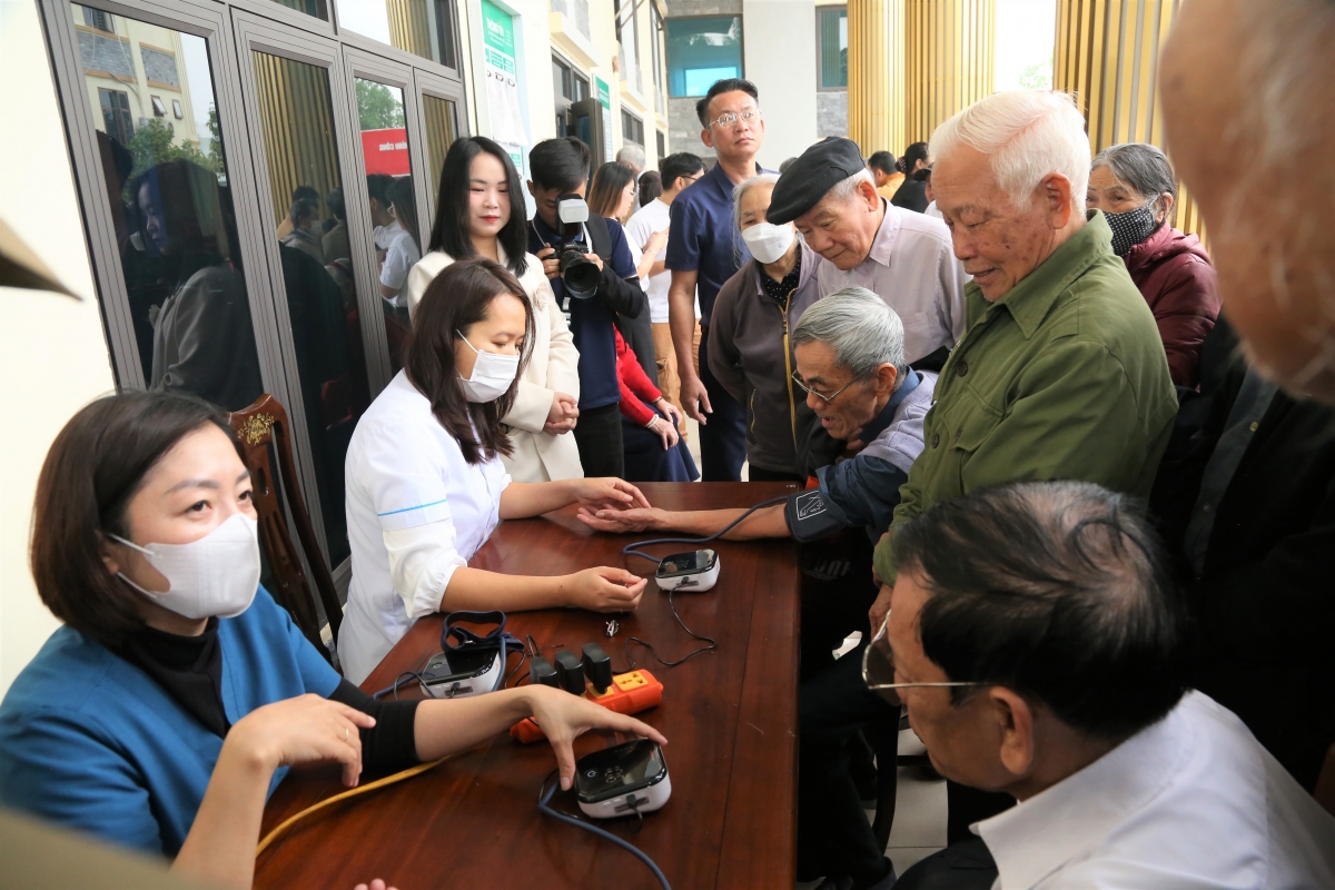 Hội NCT Việt Nam và Kingsport tặng 500 máy đo huyết áp cho người cao tuổi xã Nghĩa Trụ