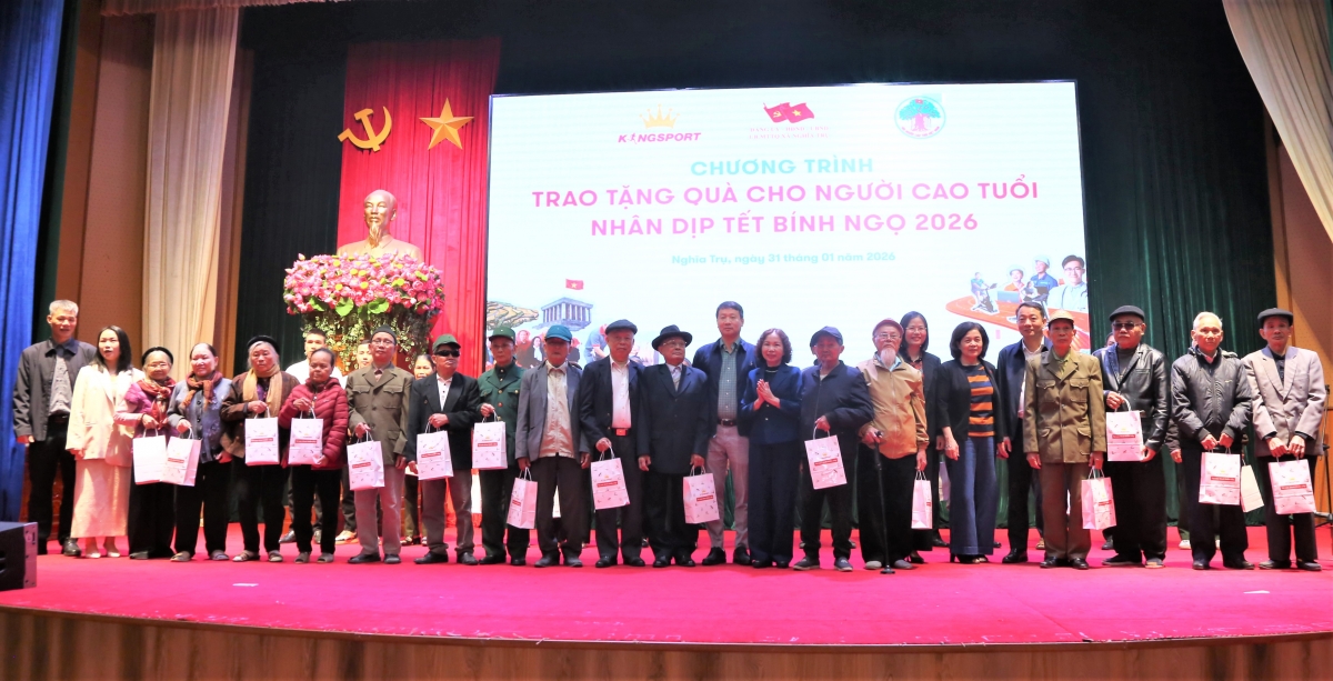 Trung ương Hội NCT Việt Nam, Hội NCT tỉnh Hưng Yên, lãnh đạo xã Nghĩa Trụ và nhà tài trợ trao quà cho NCT hoàn cảnh khó khăn của xã