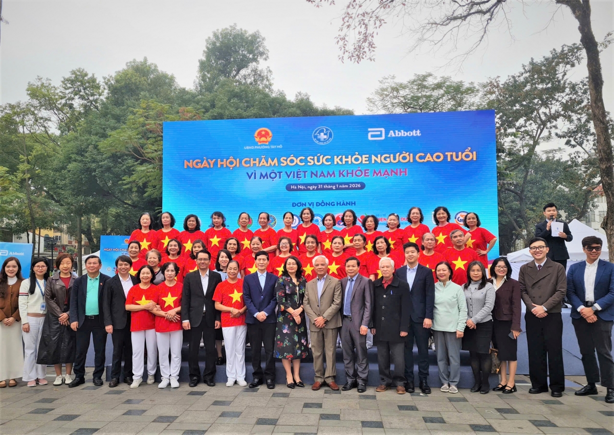 Ban tổ chức, nhà tài trợ và các đại biểu chụp ảnh lưu niệm