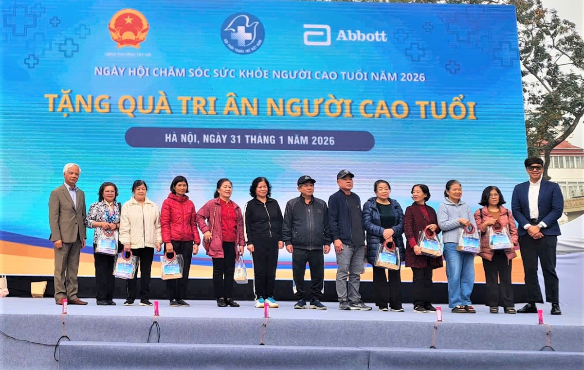 Ông Nguyễn Thế Toàn cùng nhà tài trợ tặng quà NCT tại Chương trình