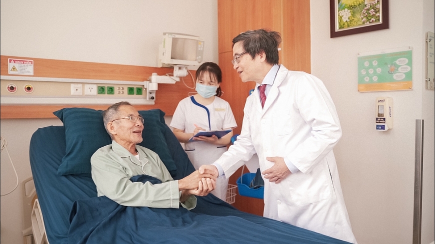 PGS.TS.BS Phạm Đức Huấn kiểm tra sức khỏe cho bệnh nhân Đông.