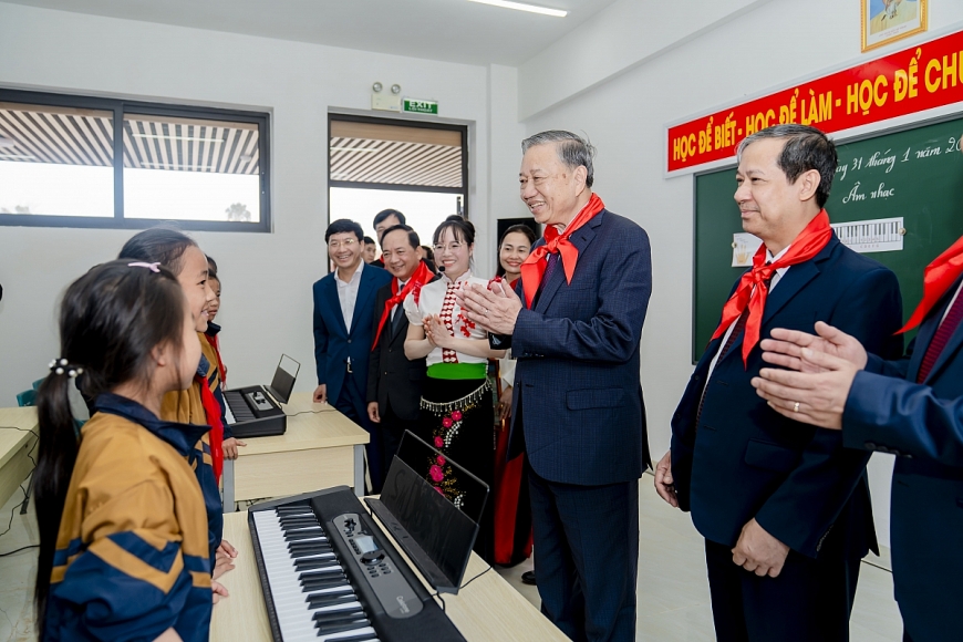 Tổng Bí thư Tô Lâm thăm lớp học, động viên thầy và trò trường liên cấp Si Pa Phìn. Ảnh: Ánh Dương