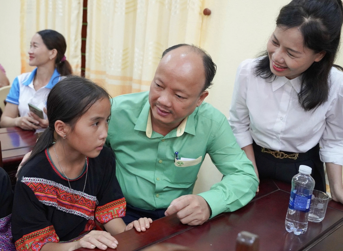 Ông Nguyễn Hồng Phong - Tổng giám đốc Công ty Cổ phần Công Nông nghiệp Tiến Nông (người áo xanh) trò chuyện cùng học sinh được nhận đỡ đầu trong buổi gặp mặt thường niên. 