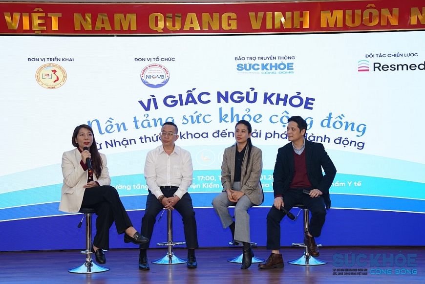 Từ trái qua phải: Bà Hà Thị Mỹ Hạnh – Chủ tịch Chi Hội Truyền thông Giáo dục Sức khỏe Cộng đồng Toàn diện , Ông Trần Thiên Long – PCT LCH Bất động sản công nghiệp Việt Nam, bà Phạm Xuân Quỳnh Giao - Giám đốc Quốc gia nhãn hàng ResMed, PGS. TS. BS Lê Hoàn – Trưởng khoa hô hấp – BV Đại học Y Hà Nội