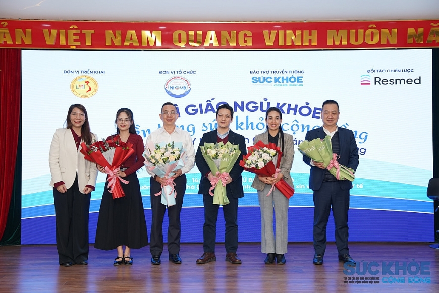 BTC tặng hoa chúc mừng các diễn giả