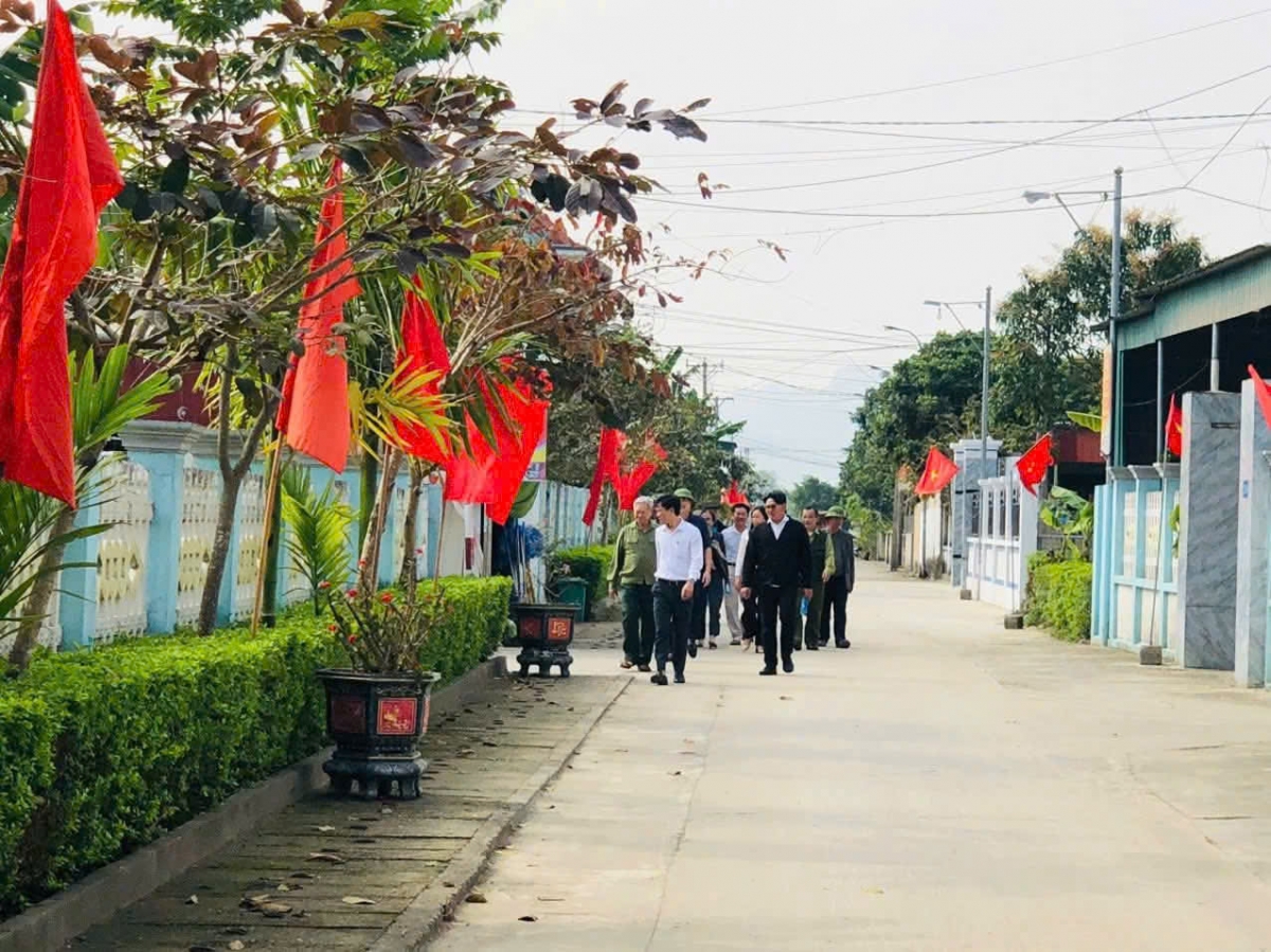 Đường làng ngõ xóm được trang hoàng sạch đẹp