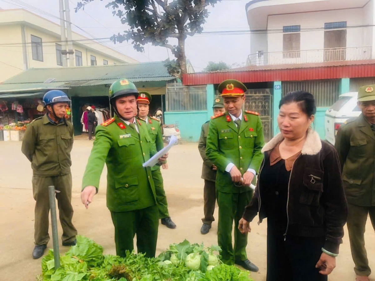 Lực lượng Công an ra quân đảm bảo trật tự các khu vực buôn bán  trong xã