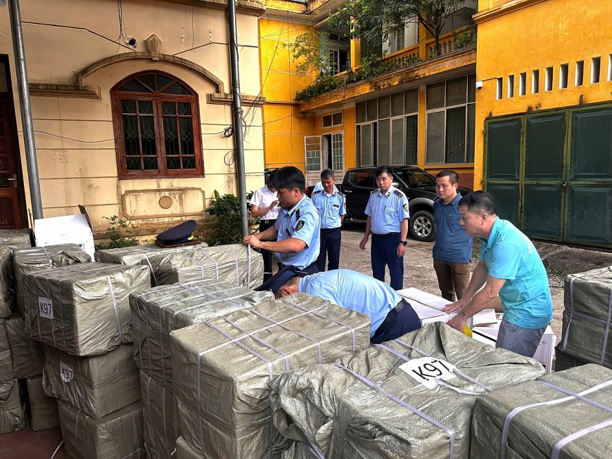 Lực lượng Quản lý thị trường Lạng Sơn bắt giữ lô hàng hóa vi phạm