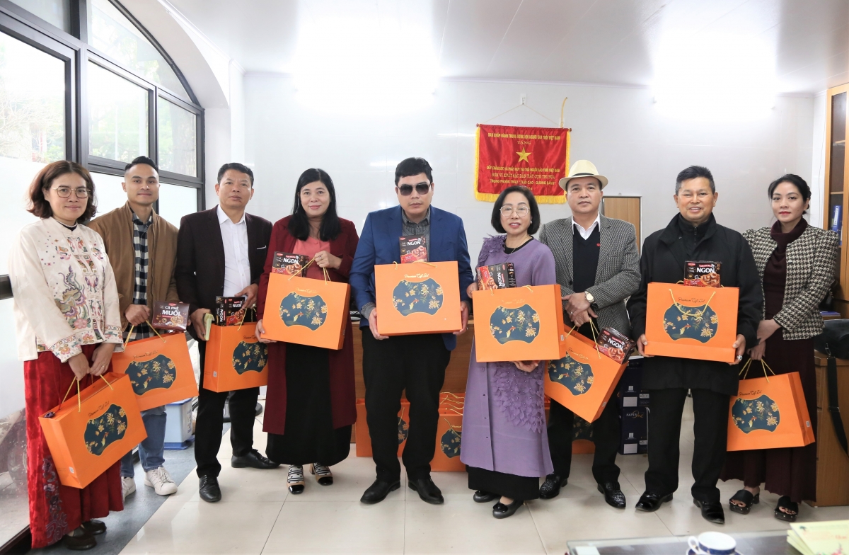 Tặng quà Tết cho cán bộ, nhân viên, cộng tác viên của Quỹ