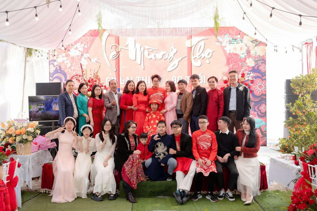 Cụ Lại Thị Di, thôn Tiên Tràng, xã Tam Dương và các con, cháu trong buổi lễ mừng thọ