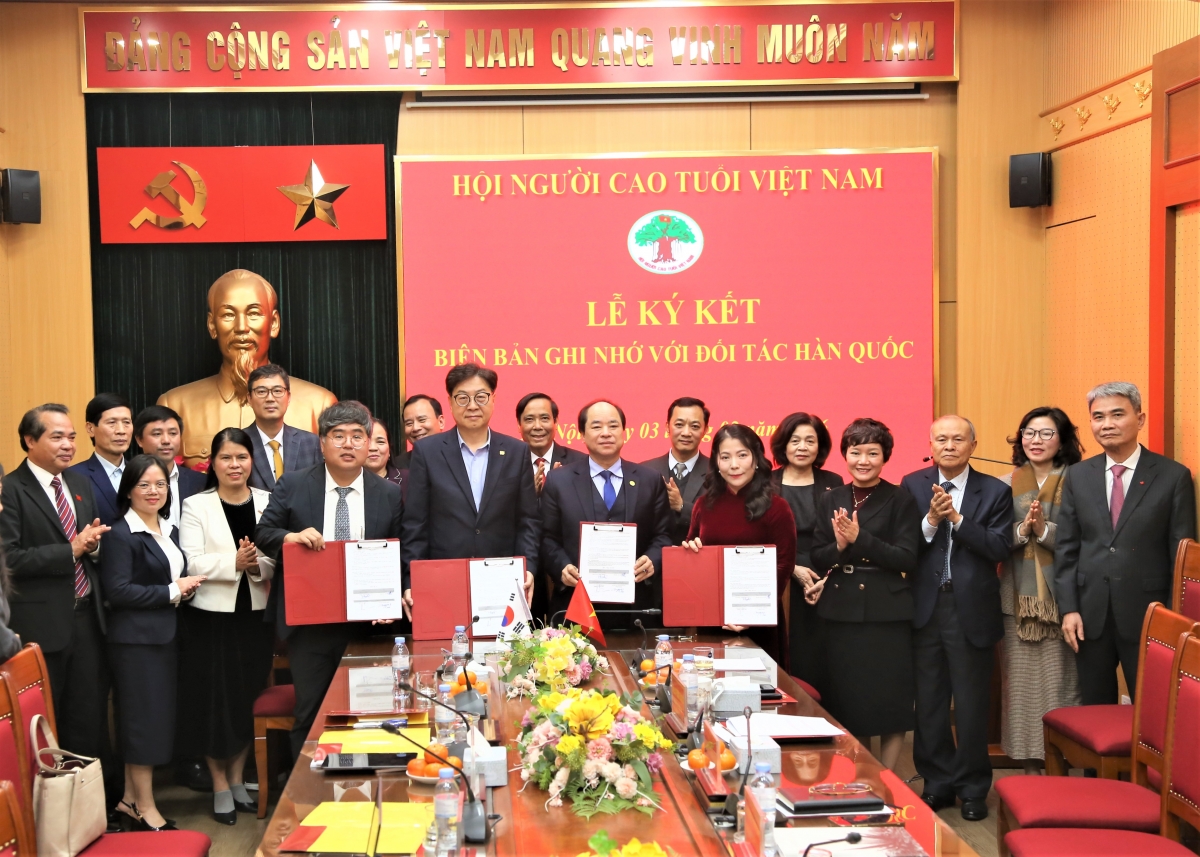 Các đại biểu chứng kiến 4 bên (Hội NCT Việt Nam, Công ty CP Quốc tế Nhân Ái, Công ty Univera, Công ty Daewoosky) ký kết hợp tác