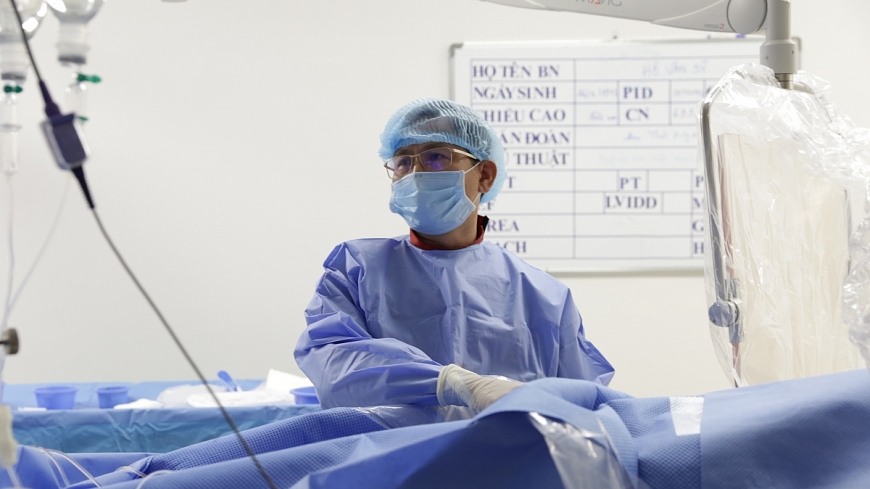Bác sĩ Tô Hưng Thụy thực hiện can thiệp cho bệnh nhân.