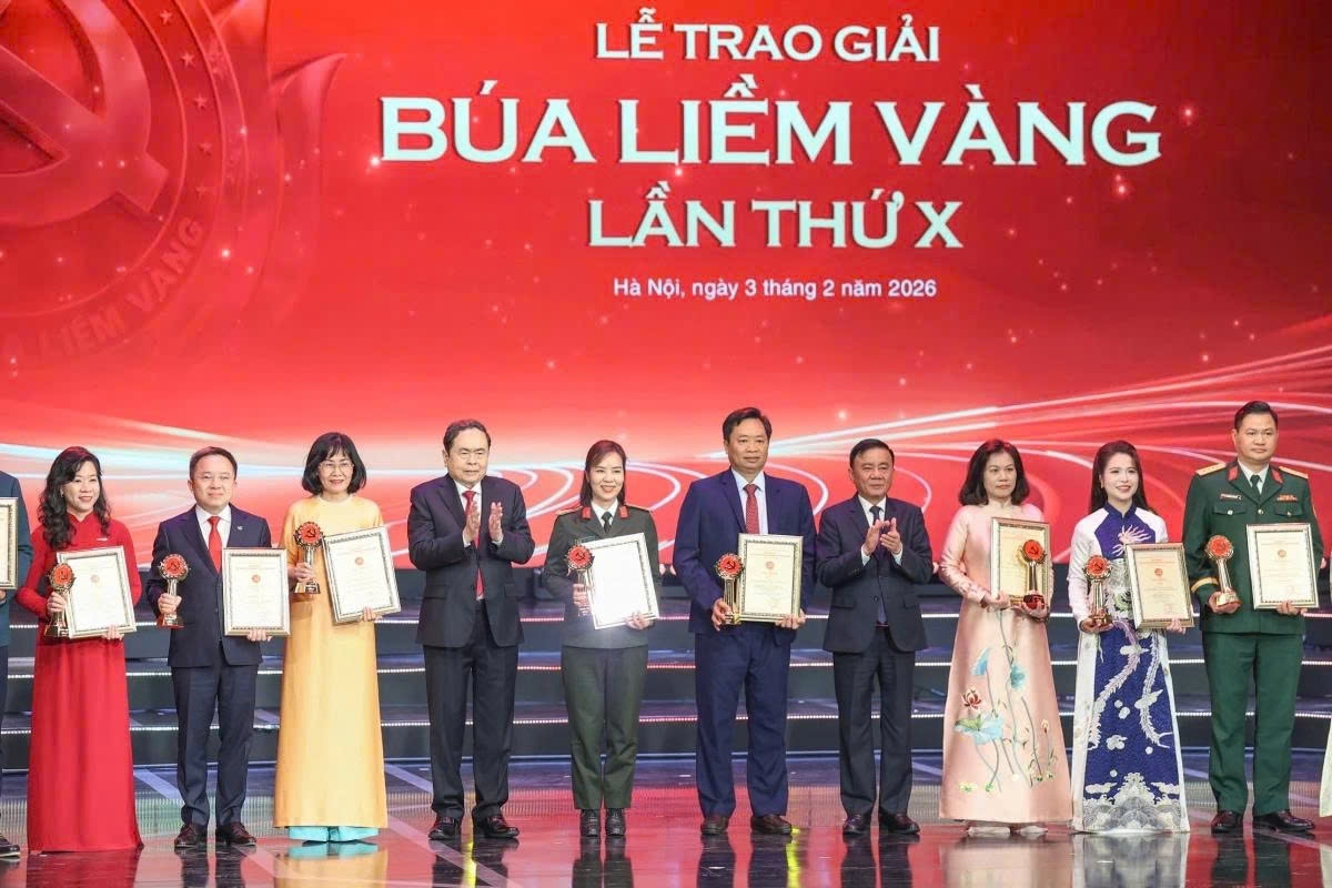 Chủ tịch Quốc hội Trần Thanh Mẫn và ông Trần Cẩm Tú - Thường trực Ban Bi thư trao giải cho các tác giả 