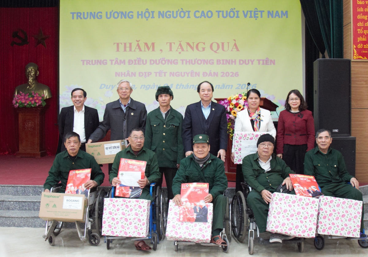 Lãnh đạo Trung ương Hội NCT Việt Nam thăm, trao quà tại Trung tâm 