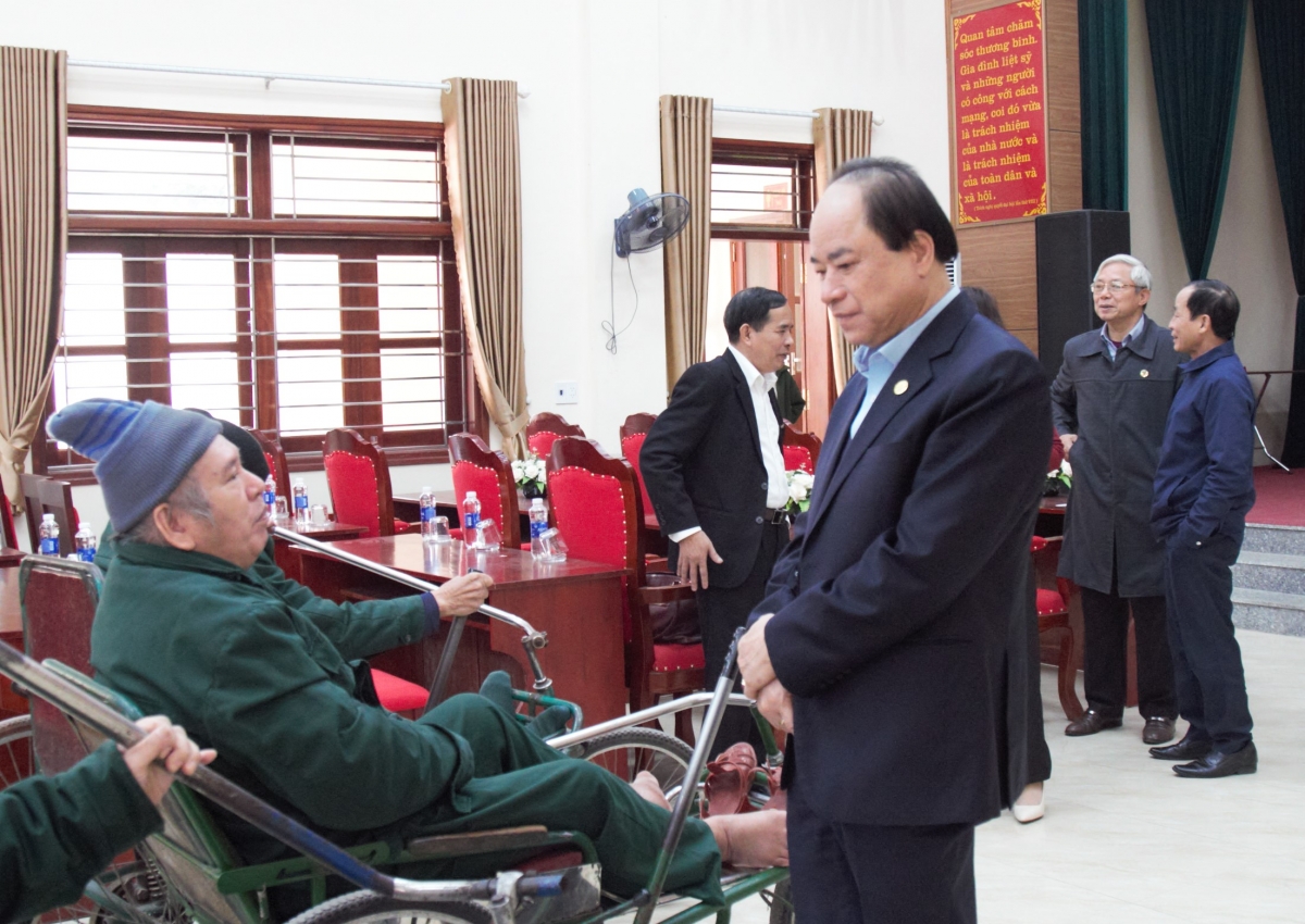 Lãnh đạo Hội NCT Việt Nam động viên các thương binh, bệnh binh tại Trung tâm