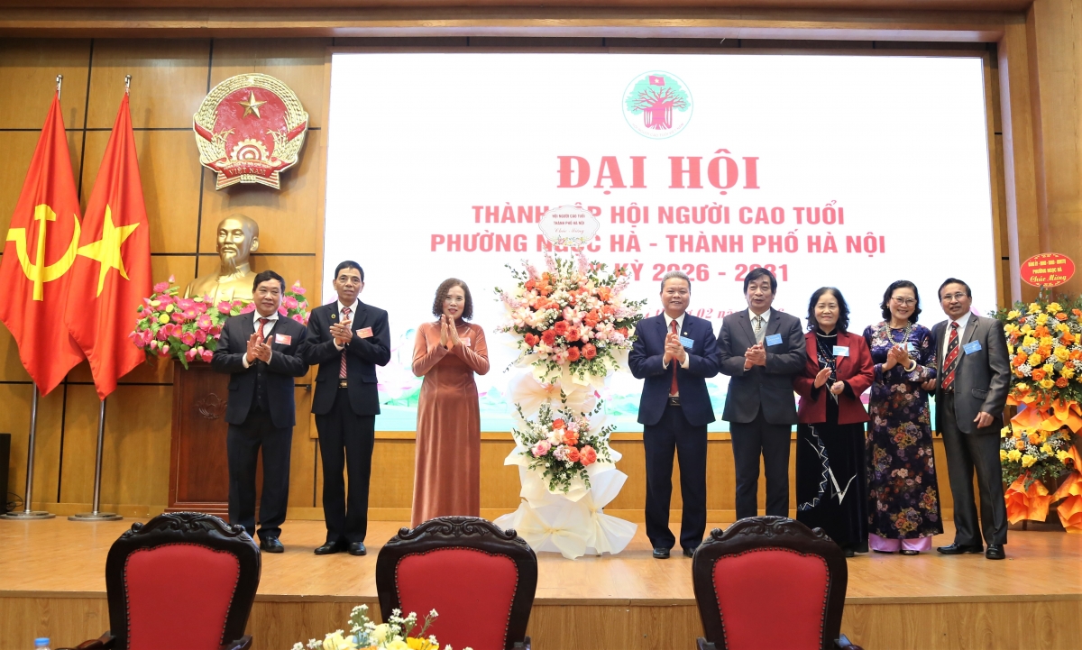 Hội NCT TP Hà Nội tặng hoa chúc mừng Đại hội