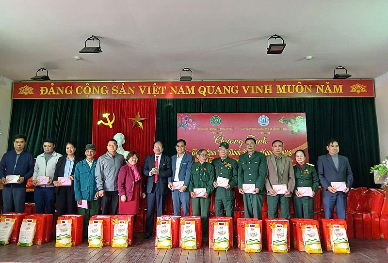 Ông Nguyễn Đức Đủ, Chủ tịch HĐQT, Tổng Giám đốc Công ty CP xây lắp Điện lực Thanh Hóa tặng quà Tết cho cựu TNXP có hoàn cảnh khó khăn.