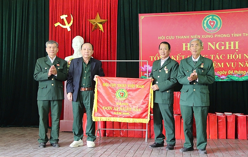 Trung ương Hội cựu TNXP Việt Nam tặng Cờ đơn vị xuất sắc năm 2025 cho Hội Cựu TNXP tỉnh.