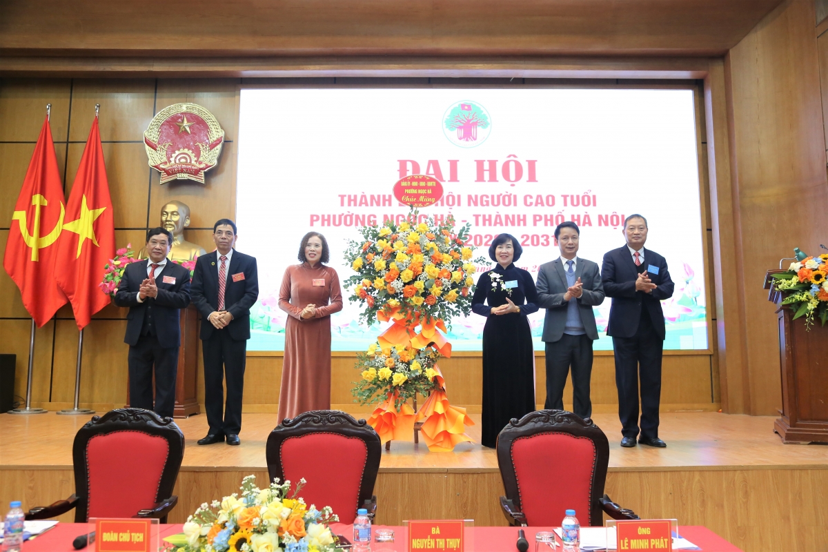 Lãnh đạo phường Ngọc Hà tặng hoa chúc mừng Đại hội