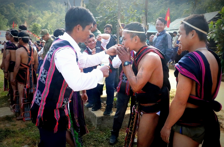 Đại diện 16 vị già làng, người có uy tín của xã A Vương thực hiện nghi thức “ăn thề”.