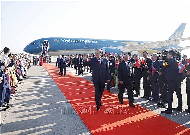 Tổng Bí thư Tô Lâm đến Thủ đô Vientiane, bắt đầu chuyến thăm cấp Nhà nước tới CHDCND Lào. Ảnh: Thống Nhất/TTXVN