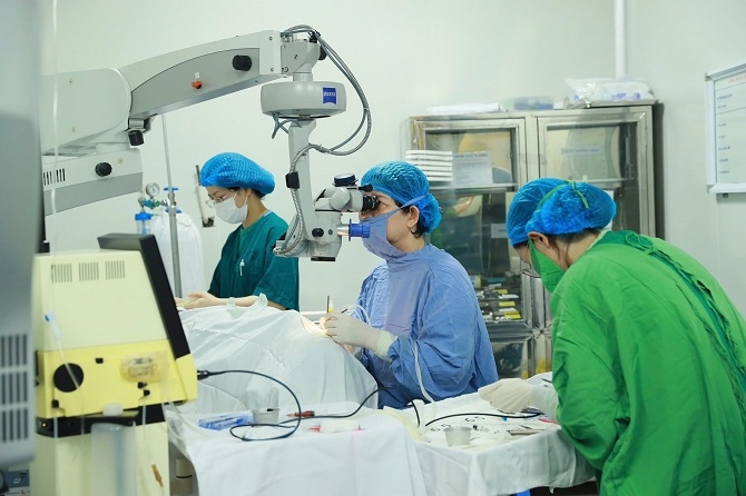 Nggành y tế TP Hà Nội phối hợp tổ chức khám sức khỏe; mổ mắt thay thủy tinh thể chống mù lòa cho NCT hoàn cảnh khó khăn.