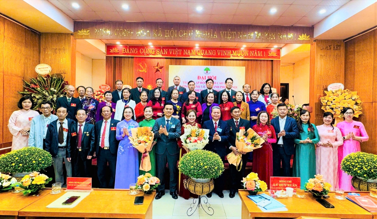 Lãnh đạo Hội NCT TP Hà Nội và phường Thanh Liệt tặng hoa chúc mừng Ban Chấp hành Hội NCT