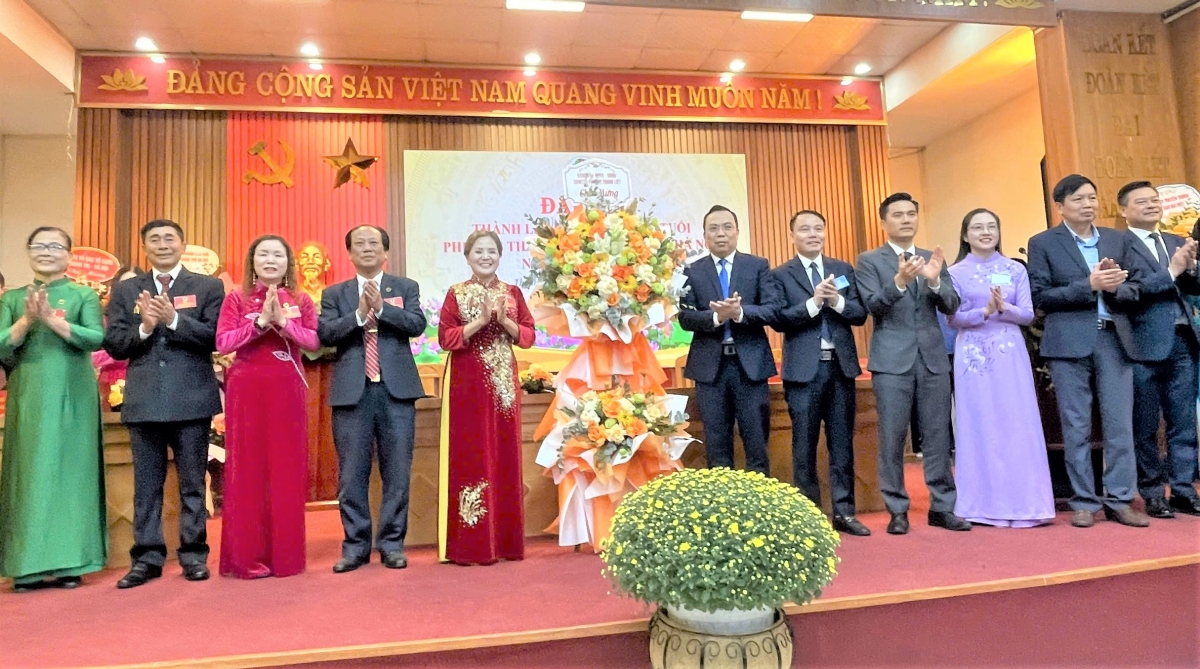 Lãnh đạo phường Thanh Liệt tặng hoa chúc mừng Đại hội