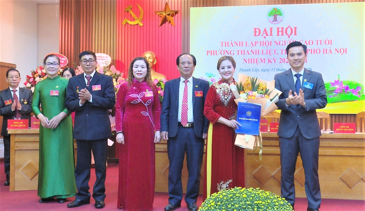 Trao quyết định thành lập Hội NCT phường Thanh Liệt