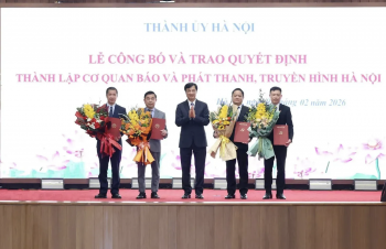 Hà Nội công bố và trao quyết định thành lập cơ quan Báo và phát thanh, truyền hình
