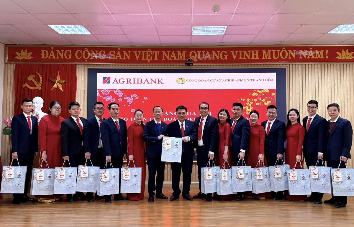 Công đoàn cơ sở Agribank Chi nhánh Thanh Hóa trao quà Tết cho cán bộ đoàn viên