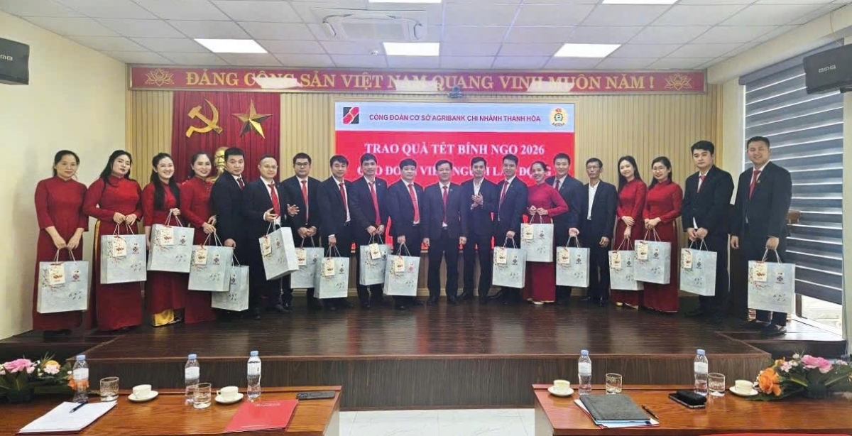 Công đoàn cơ sở Agribank Chi nhánh Thanh Hóa trao quà Tết cho cán bộ đoàn viên